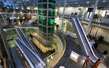 Escalators dans un centre commercial